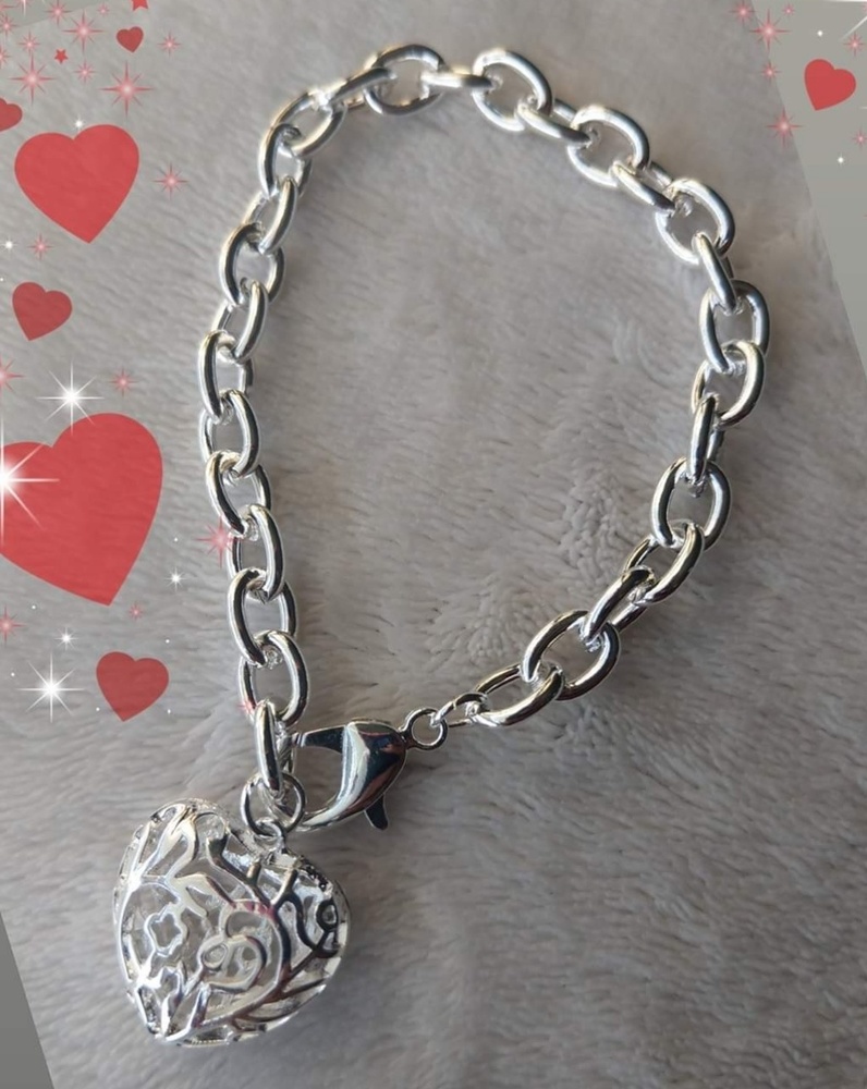 Bracelet ***NEW  💕 Silvertone Puffed Heart